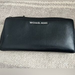 MICHAEL KORS Black Leather Zip Wallet Pre Loved See Pics